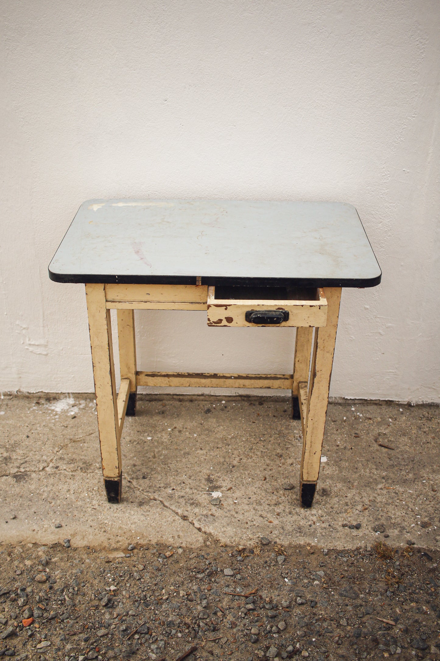Petite table en bois années 60