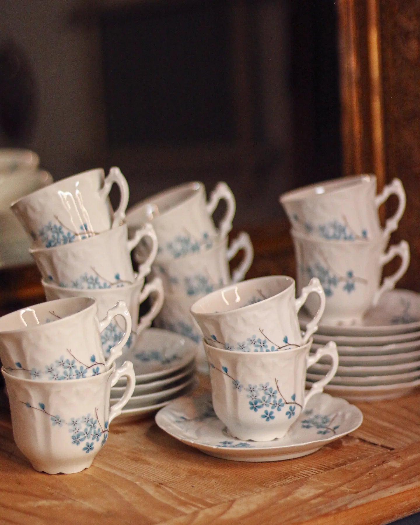 12 tasses et soucoupes en porcelaine de Limoges